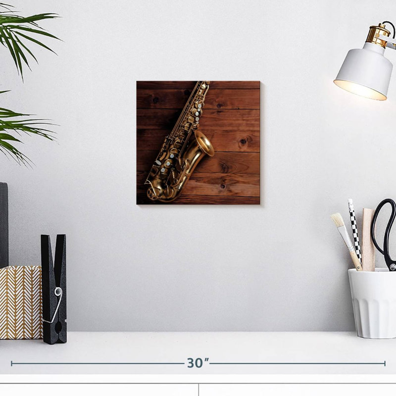 Saxophone sur bois, H 10 po x l 10 po
