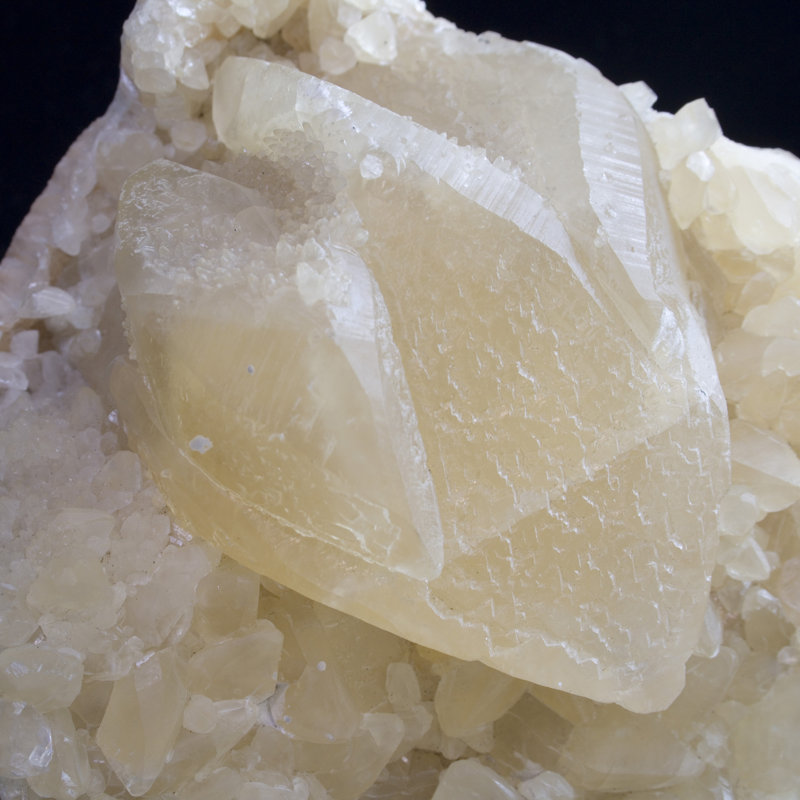 Cristal de calcite gravé à trois extrémités sur une grille