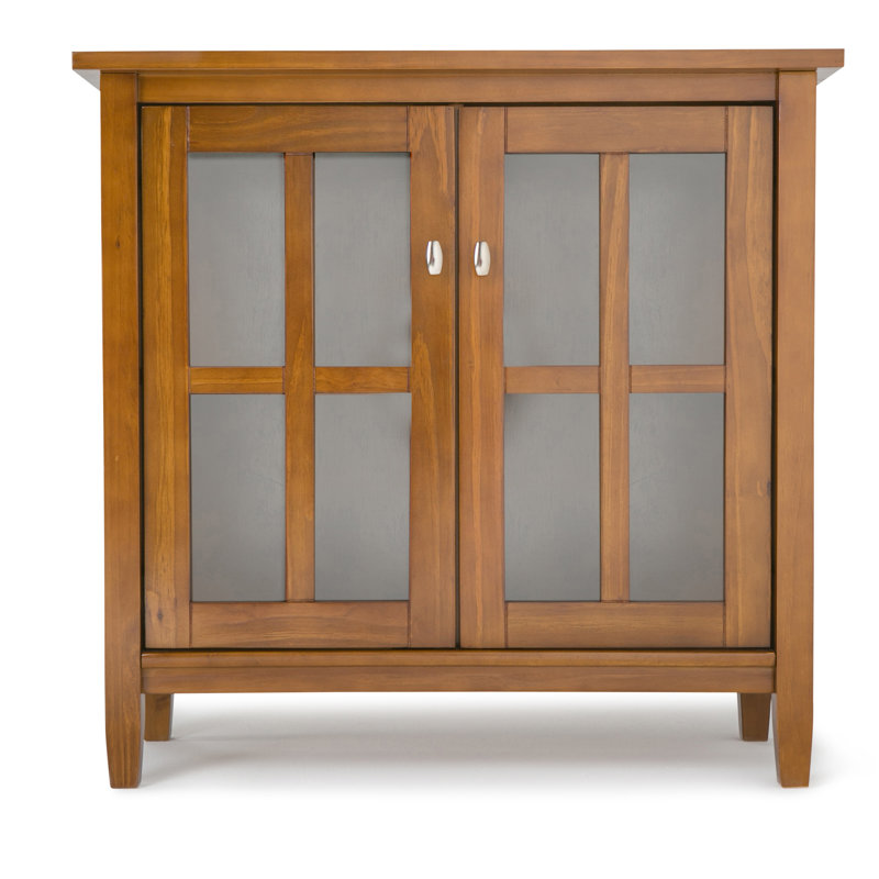 Armoire de rangement transitionnelle en bois massif l 32 po Warm Shaker avec portes en verre trempé et tablettes réglables