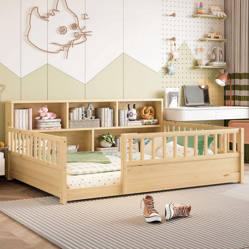 Un lit de plancher en bois pleine grandeur avec une barrière de sécurité de style clôture, Lit double, Naturel