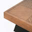 Table basse moderne carrée 31,5 po pour le salon, plateau en grain de bois brun et base noire, table d'appoint de style maison de campagne de style Mid-Century