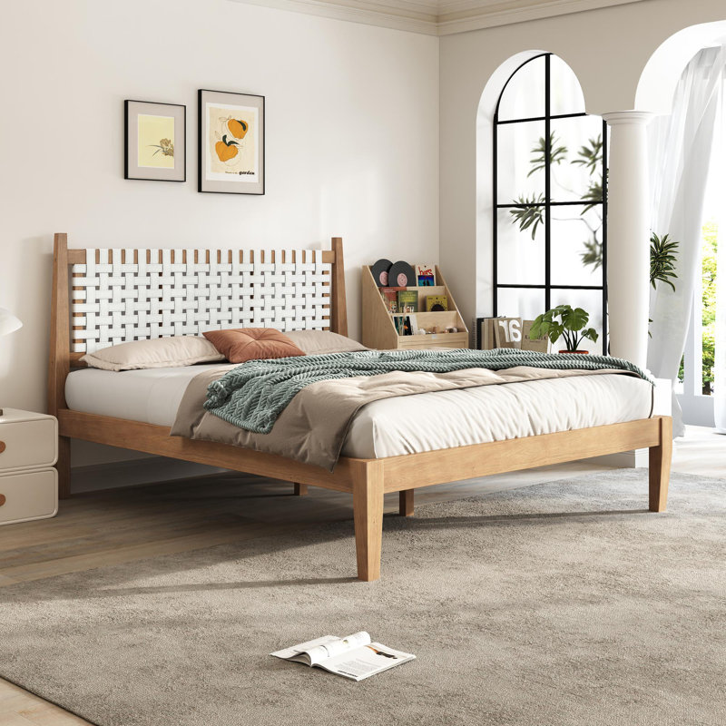 Grand lit avec dossier en cuir blanc tissé, structure en bois naturel
