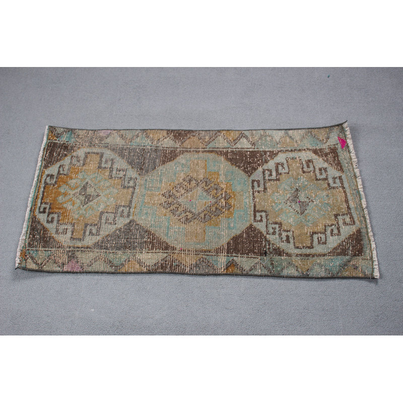 Tapis turc rétro vert offrant un charme bohémien idéal pour le vestibule ou comme petit tapis de porte