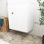Meuble-lavabo blanc en panneau de fibres à densité moyenne de 20 po avec lavabo en céramique, porte à motif de losanges, poignée dorée et tablettes de rangement latérales avec barre à serviettes-406380546