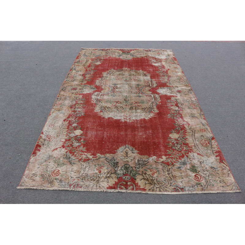 Authentique tapis turc en laine luxueuse, parfait pour ajouter un charme d'antan à votre décor