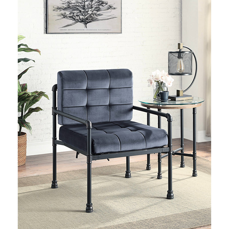 Fauteuil d'appoint à structure en métal avec revêtement gris, coussin inclus, profondeur de siège de 20 po, largeur de l'ensemble de 35 po, poids du produit: 29,01 lb.