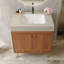 Meuble-lavabo autoportant avec comptoir en faux marbre et lavabo en céramique, armoire de rangement à double porte de 30 po, bois d'ingénierie imperméable, pieds dorés