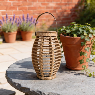 Lanterne solaire extérieure étanche en forme d'olive, avec poignée, allumage automatique du crépuscule à l'aube, DEL blanc chaud 500 lm, fer rustique, brun, à suspendre sur une terrasse, dans un jardin ou sur un porche.