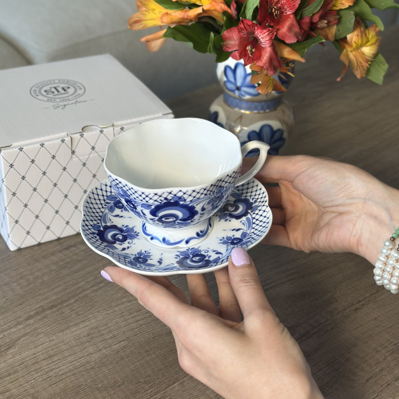 Tasse et soucoupe en porcelaine fine Signature, décor treillis cobalt de style Gzhel