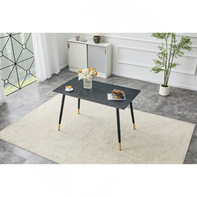 Table de salle à manger moderne en pierre frittée avec coins arrondis et détails