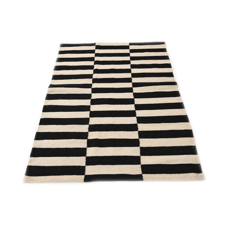 Tapis noir et blanc 3 pi 5 po x 4 pi 10 po Pinkerton