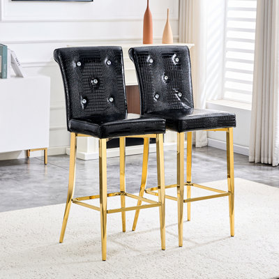 Un ensemble de 2 chaises de bar en cuir de crocodile rétro blanc et or, avec des fermoirs en cristal et du cuir synthétique, ajoutant une touche d'élégance et de mystère à la salle à manger