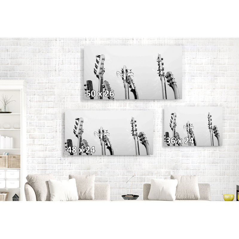 Guitares, têtes de basse en blanc, noir et blanc, H 26 po x l 50 po x P 1,5 po