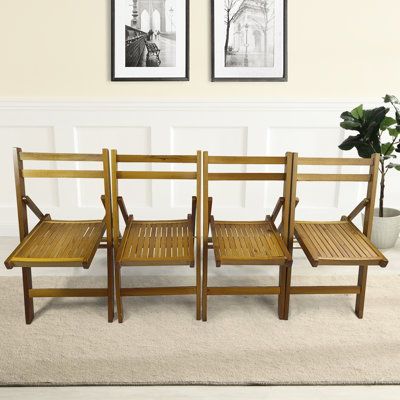 Chaise pliante en bois massif de couleur miel avec base stable