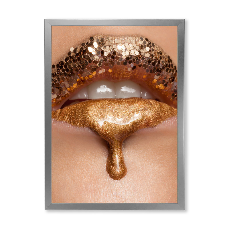 Gros plan sur les lèvres liquides dorées - Photographie sur toile, H 40 po x l 30 po x 1,5 po, Toile encadrée argentée