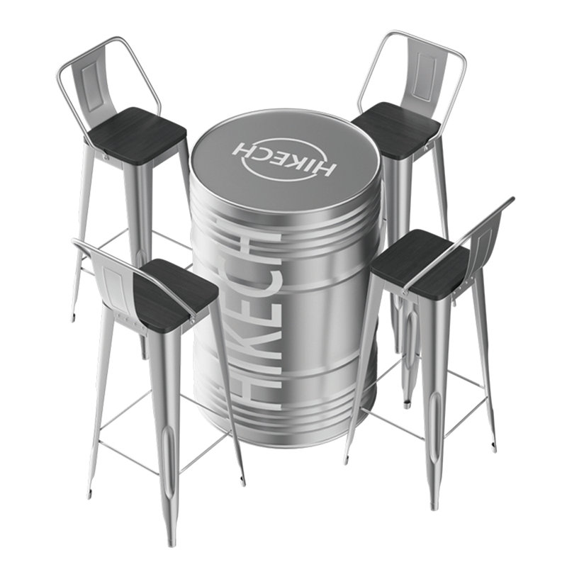 Table et chaises de style industriel