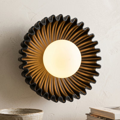 Applique murale moderne 1 lumière avec cadre en résine Soren et globe en verre opale Soren