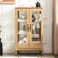 Élégante petite vitrine avec éclairage intégré, dossier et structure en miroir pour objets de collection.