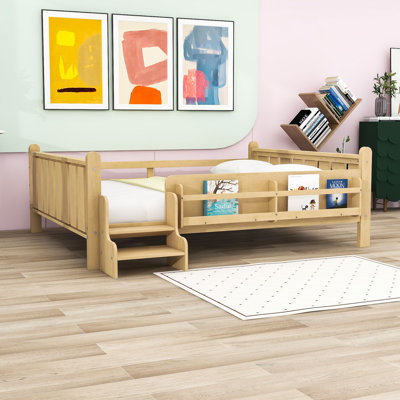 Grand lit en bois avec bibliothèques et escaliers de rangement