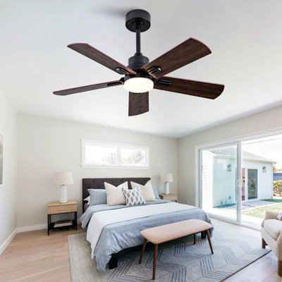 Ventilateur de plafond intérieur / extérieur intelligent 42 po avec lumière, 6 pales double finition noir / noyer, télécommande, DEL à intensité variable, moteur à courant continu silencieux à 5 vitesses, réversible