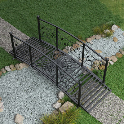 Pont de jardin en métal Kinfant 6 pi - avec rampes à motif de vignes et motifs sculptés circulaires exquis, pont en arche décoratif pour ruisseau Backyard, ruisseau, étang, assemblage facile, noir