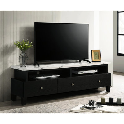 Meuble de divertissement de style moderne pour téléviseur de 60 à 69 pouces, finition noire et blanche, plateau en faux marbre, meuble télé à trois tiroirs avec style, deux tablettes dans un espace de vie contemporain