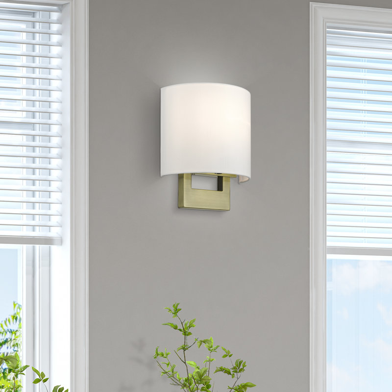 Applique murale en acier Rakhee, Laiton antique, Blanc, H 9,5 po x l 8 po x P 3,95 po