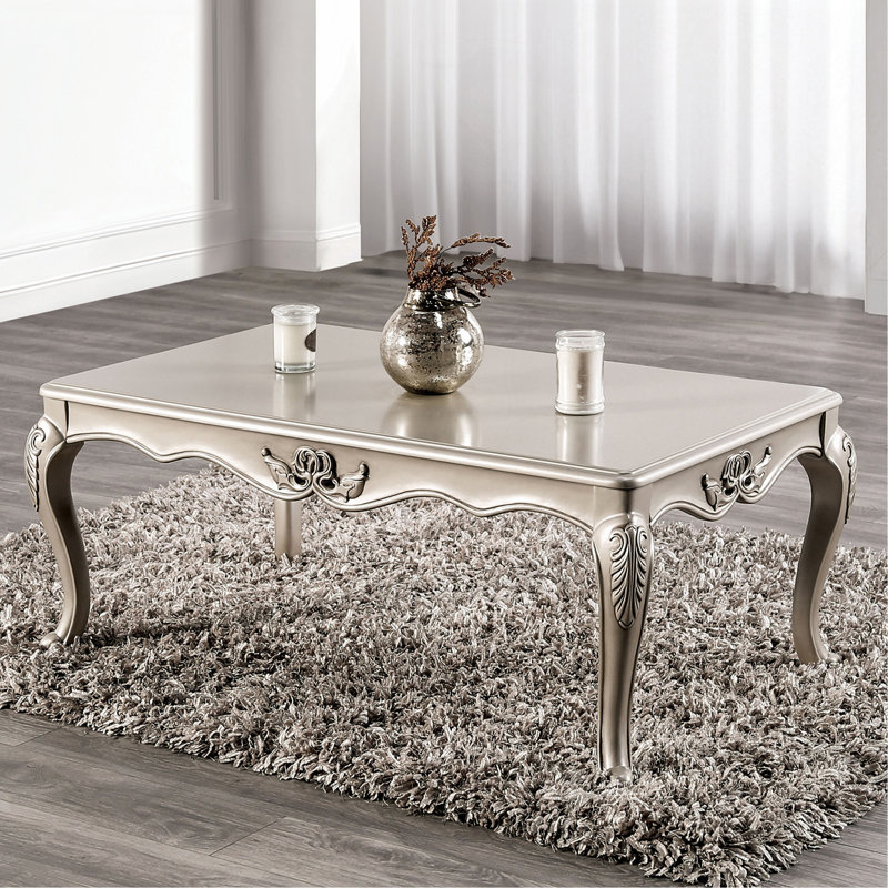 Table basse de style traditionnel avec pieds courbés et structure sculptée en bois massif finition champagne