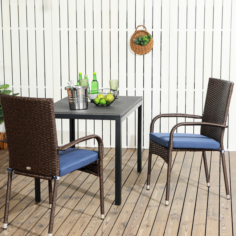 Chaises de patio empilables blanc crème. 2 avec coussins. & Pour une allure rayonnante. Salle à manger 2. Style contemporain.