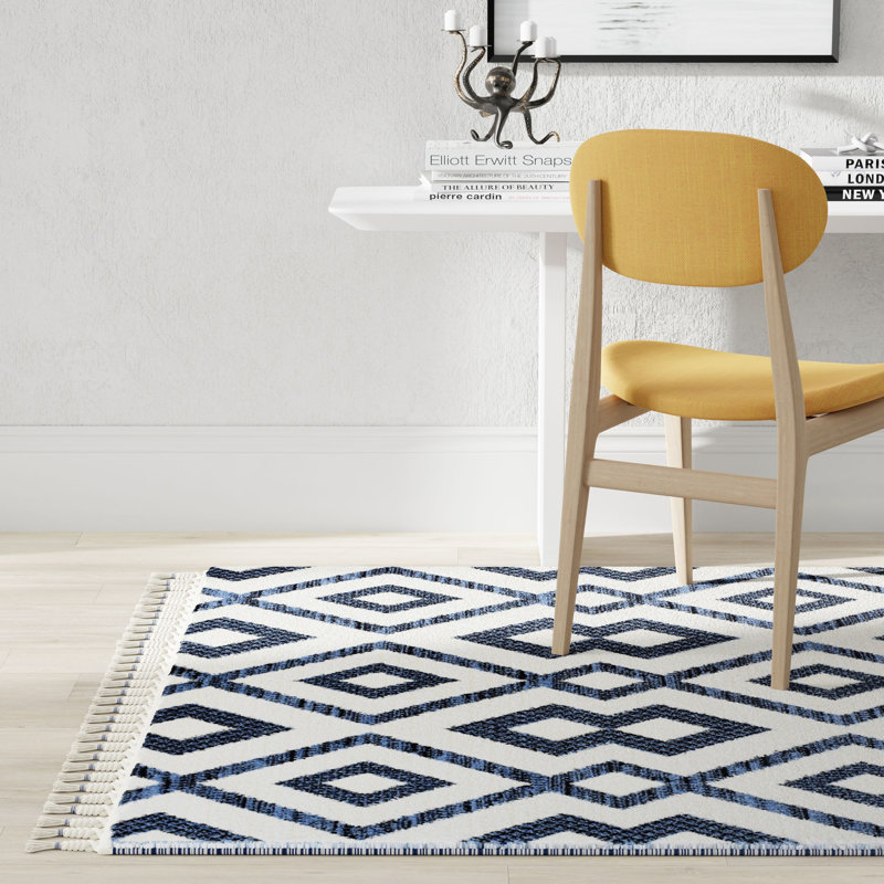 Tapis géométrique blanc / bleu en polyester tissé à la machine Kerasoula, Rectangle 2 pi 6 po x 4 pi
