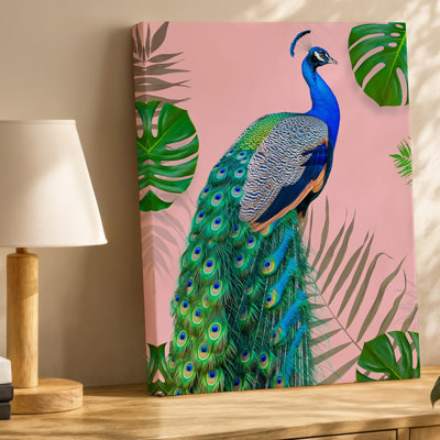 Toile, un paon vibrant se dresse majestueusement sur un fond rose pâle orné d'un feuillage tropical mettant en vedette son art mural sur toile