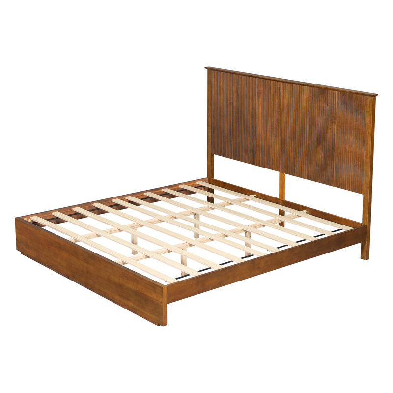 Très grand lit en bois massif minimaliste Kyro avec tête de lit à lattes verticale, sans sommier tapissier, Brun
