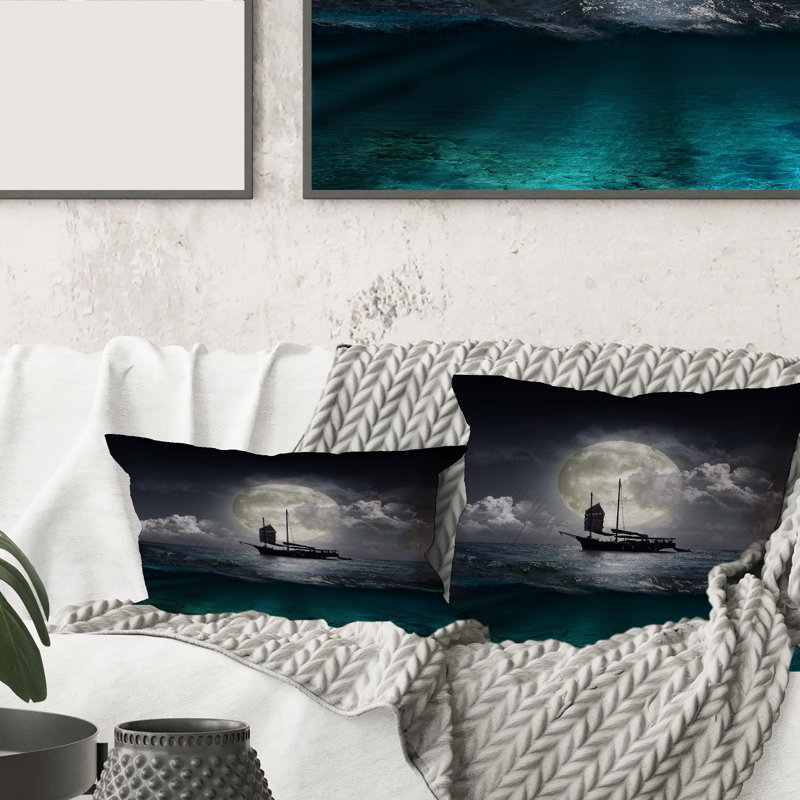 Carré, bateau de pêche sur le lac pendant la pleine lune - Coussin décoratif imprimé nautique et côtier, 18" x 18"