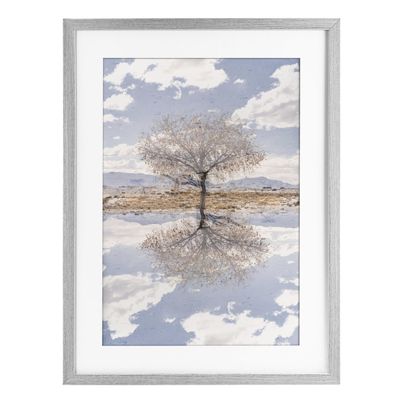 «Lone Tree & Clouds Reflection», reproduction sous verre encadrée, design par Robin Vandenabeele, Cadre de ferme gris