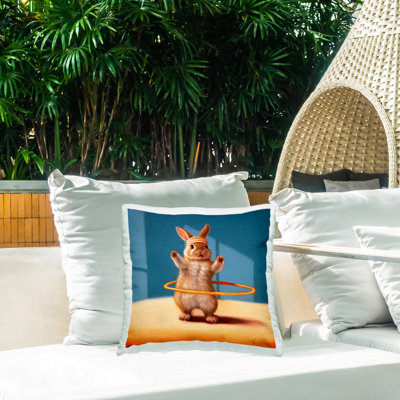 Coussin d'extérieur imprimé lapin dans un bain à bulles relaxant, design par Lucia Heffernan