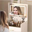 Meuble-lavabo compact polyvalent avec plusieurs options de rangement et miroir élégant
