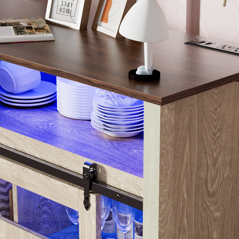 Bar à café de 55 po avec porte-gobelet et prise de courant, armoires de buffet avec rangement, armoires de style campagnard avec portes de grange coulissantes