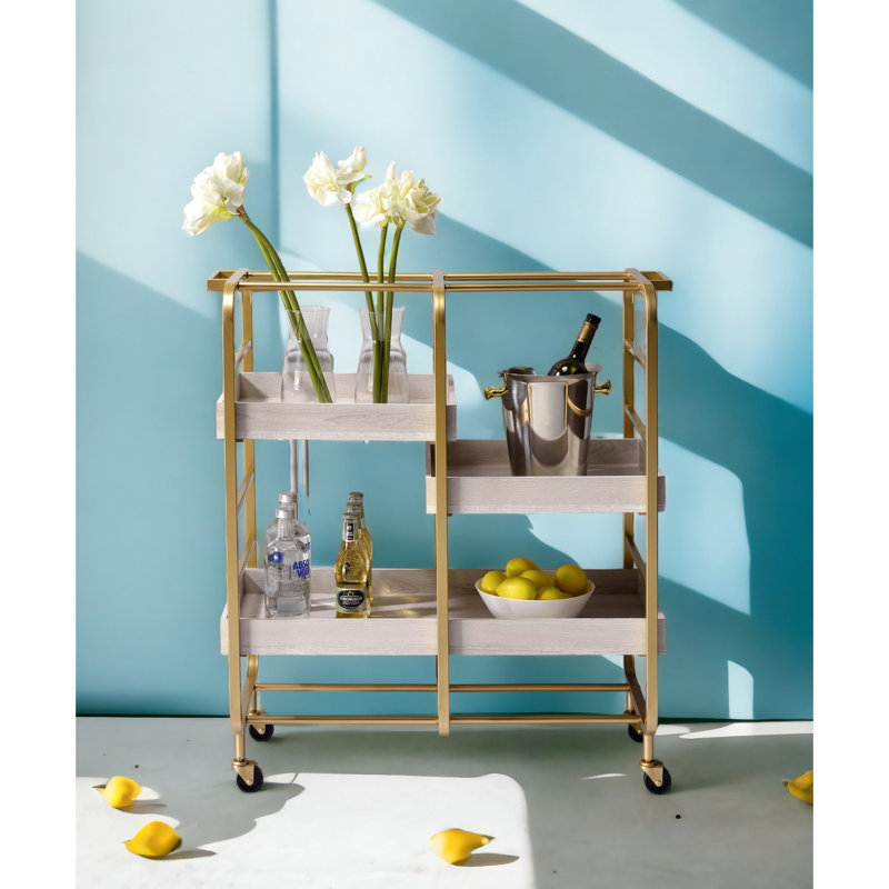 Chariot rectangulaire avec 3 plateaux en bois et cadre ouvert en métal dans un espace de rangement réglable de style or et blanc Grace