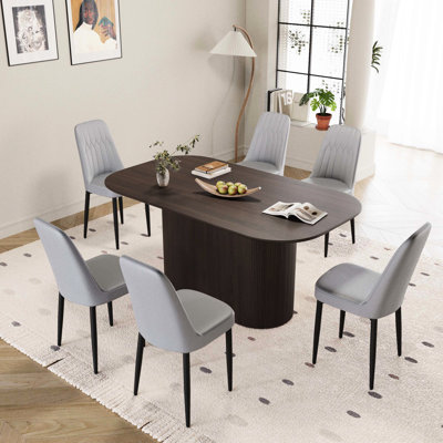 Table de salle à manger brune, chaises en polyuréthane, design Mid-Century, rembourrage en éponge haute densité, mélange avec tout décor, repas de famille et rassemblements de style médiéval moderne, style, surface de teinture ergonomique, éponge de qualité,