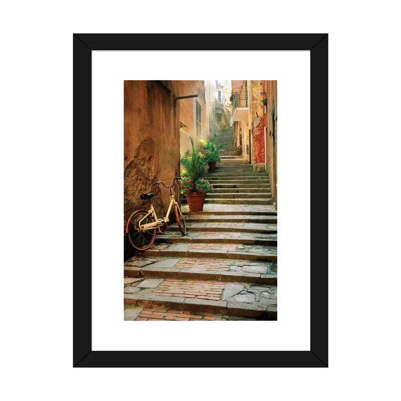 Italie, Cinque Terre, Monterosso. «Bicycle and Uphill Stairway» par Jaynes Gallery - reproduction de photo, Blanc