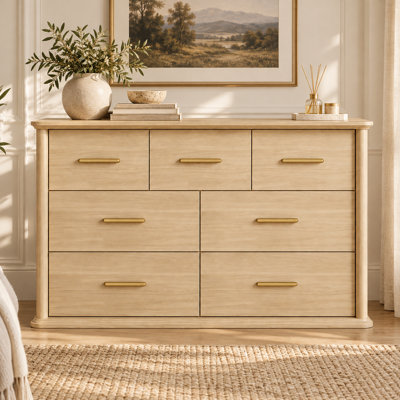Commode double à 7 tiroirs de 119 cm de large, avec panneaux latéraux incurvés, poignées en métal et système anti-basculement, meuble de rangement en bois pour chambre, salon et dressing.