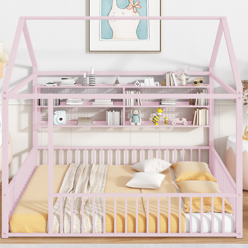 Lit en métal rose avec clôture et tablettes - pleine grandeur, maximisant les choix de style de rangement dans la chambre à coucher