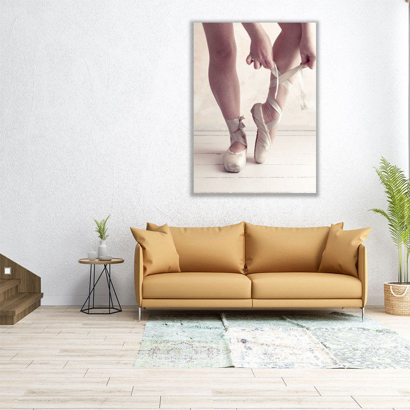 Gros plan d'une ballerine mettant des pantoufles de ballet - reproduction d'art sur toile, H 48 po x l 36 po