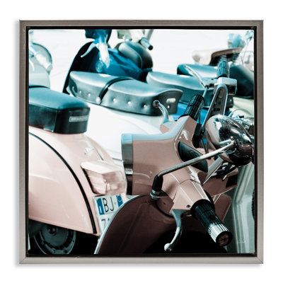 Art mural rétro sur toile flottante encadrée par un scooter italien par Deborah Revell
