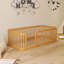 Lit simple au sol avec clôture en bois-581737705-581737710