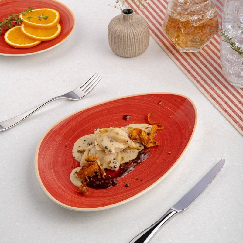 Assiette triangulaire en porcelaine de qualité supérieure Twister-Red | Vaisselle artistique, 11,41 po | Va au micro-ondes et au lave-vaisselle