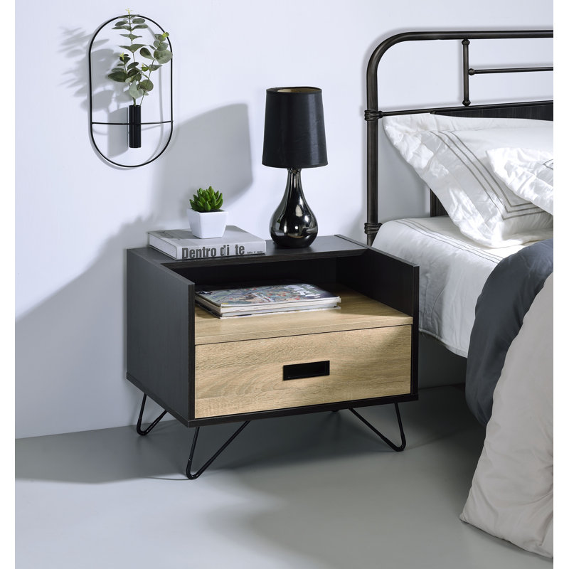 Table d'appoint en chêne avec finition noire et fonction utilitaire