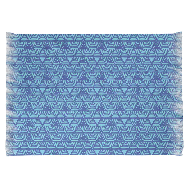 Tapis à triangles à main bleu, Oui