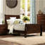 Mobilier de chambre à coucher simple de style classique - Lit en cerisier brun, traditionnel pour un espace de détente