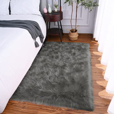Tapis gris foncé